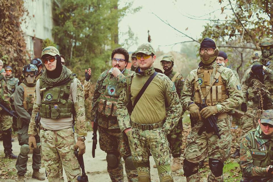 echipa prezenta la reguli de joc in airsoft inainte de batalie